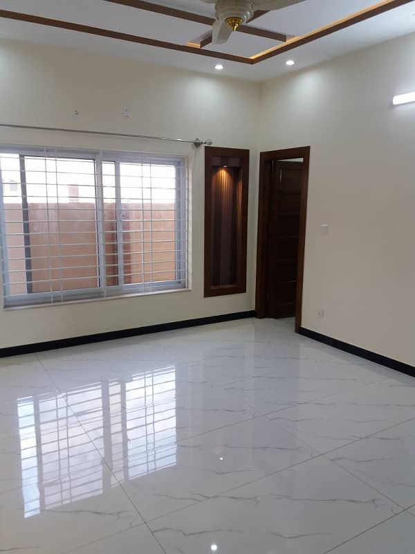 1 Kanal 3 Bed Portion For Rent Available in DHA Phase 1 6