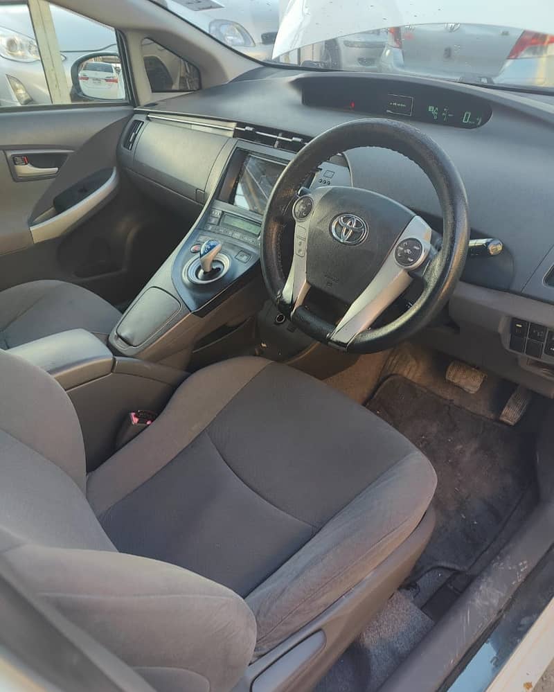 Toyota Prius G 1.8 2011 Model 9