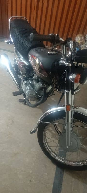 black Honda 125 0