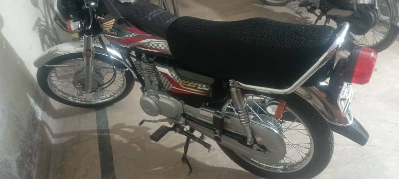 black Honda 125 3