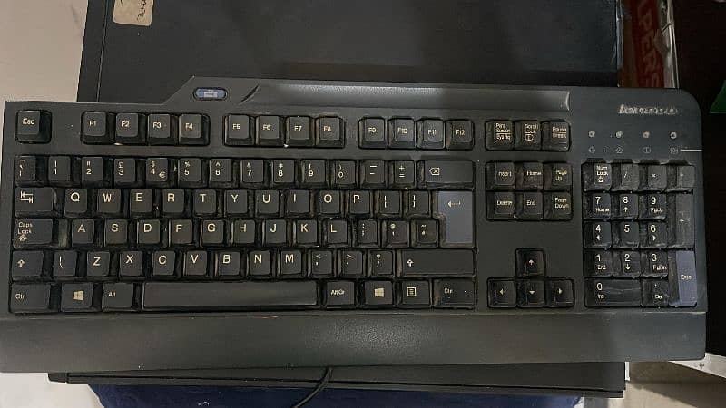 Good condition desktop (CPU, LCD, KEYBOARD) 4