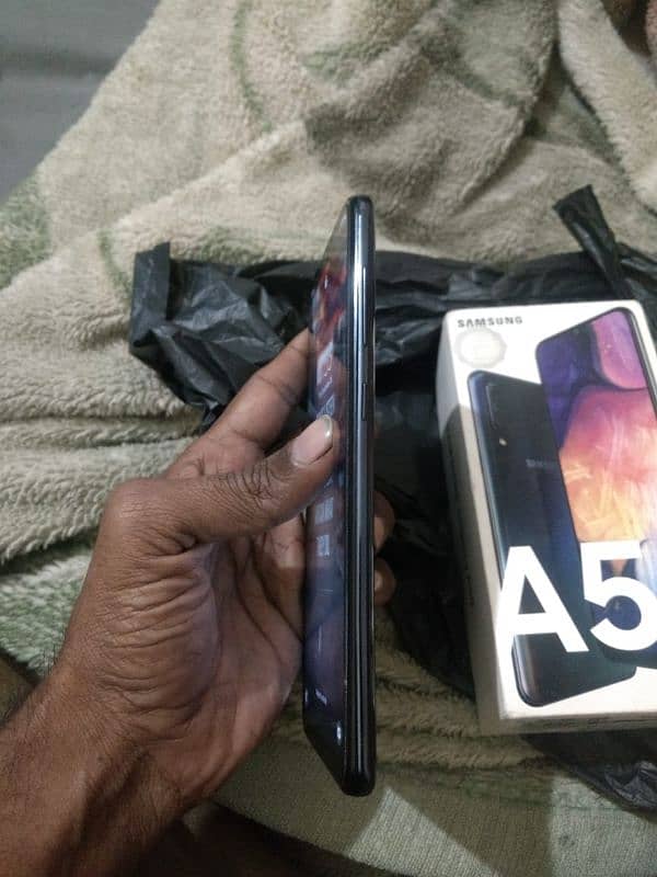 Samsung a50 condition 10/9 pta approved 4/128 1