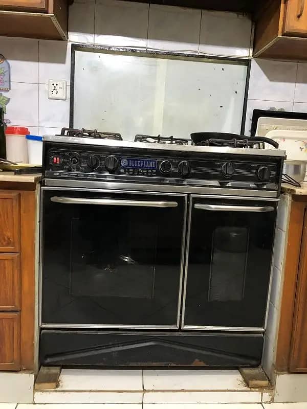 Oven with 05 Burners Stove in Good Condition 0