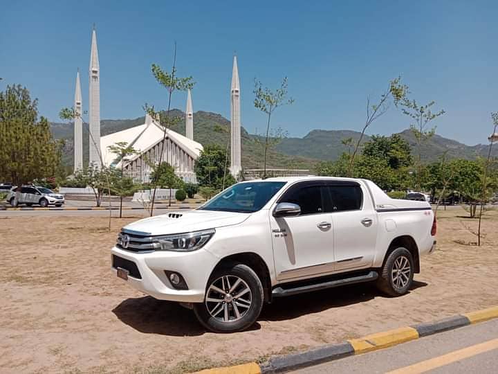 VIP Protocol Guard's Rolls Royce V8 Prado Audi Revo Rent in Islamabad 16