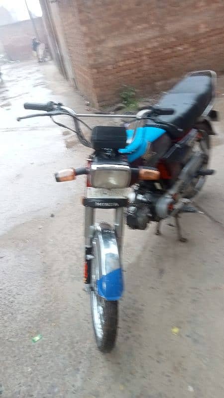 Honda 70 model 2013 Lahore ka nmbr hai 1