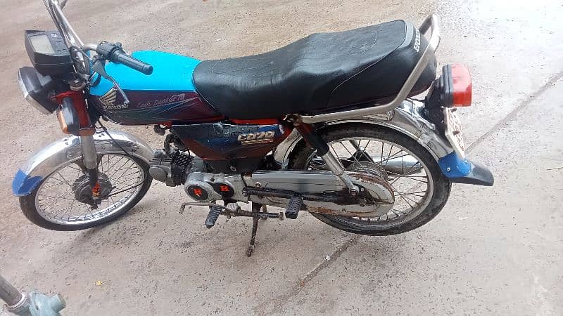 Honda 70 model 2013 Lahore ka nmbr hai 3