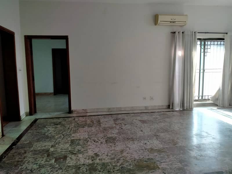 Beautiful 1 Kanal upper portion Available for Rent in DHA phase 4 Lahore 4