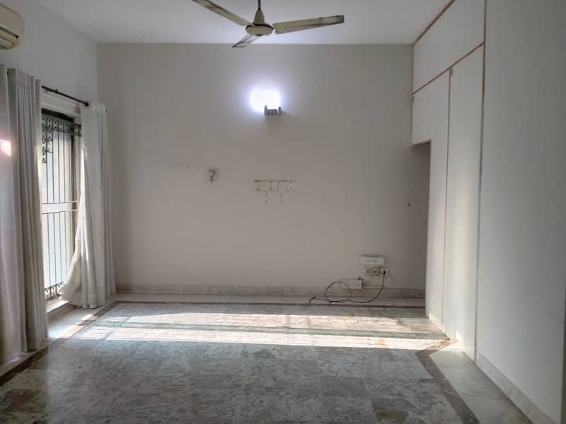 Beautiful 1 Kanal upper portion Available for Rent in DHA phase 4 Lahore 7