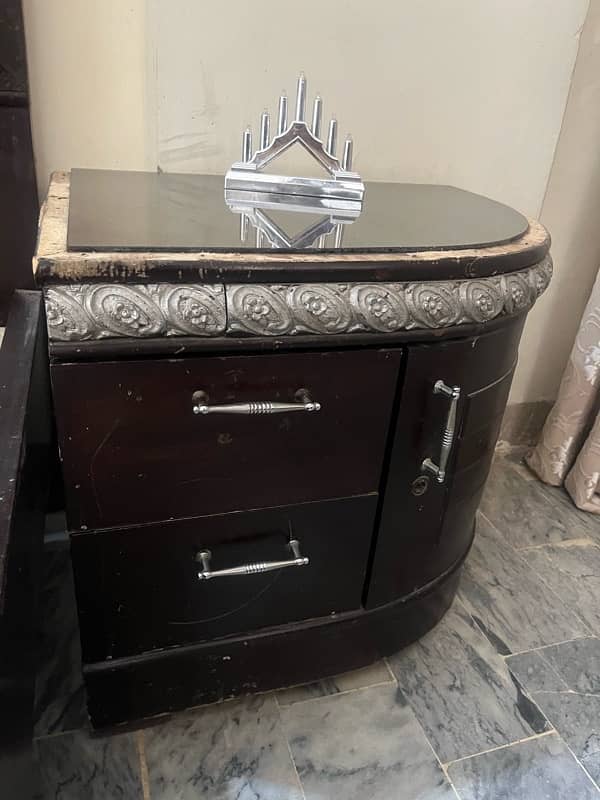 KING SIZE BED WITH 2 SIDE TABLE AND DRESSING TABLE 10