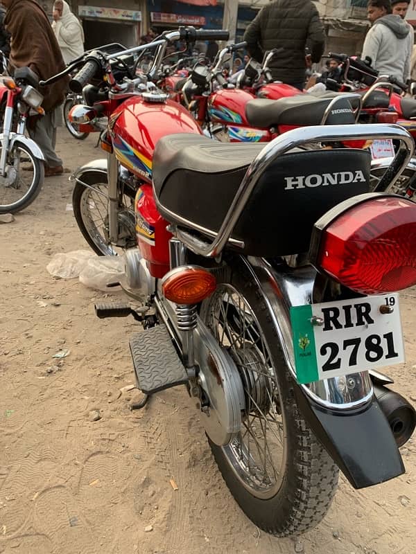 Honda 125 19 model full genuine condition only 4500 km driven 2