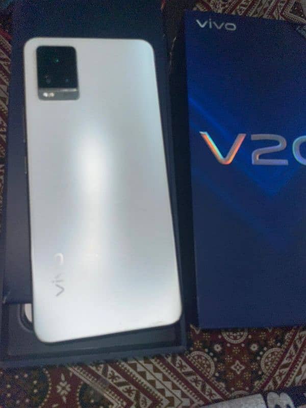 v20 mbl hai 8+4/256GB mbl ma koi msla ni hai sub cheezy ok hai. 4