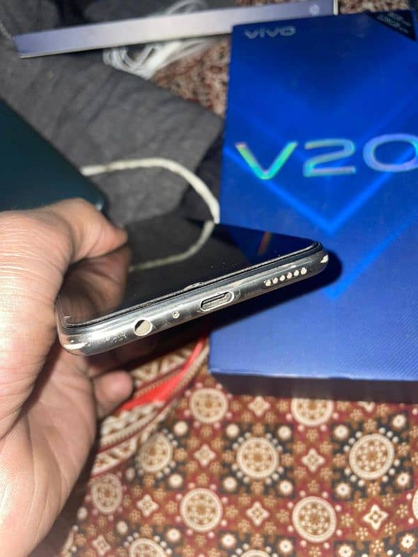 v20 mbl hai 8+4/256GB mbl ma koi msla ni hai sub cheezy ok hai. 5