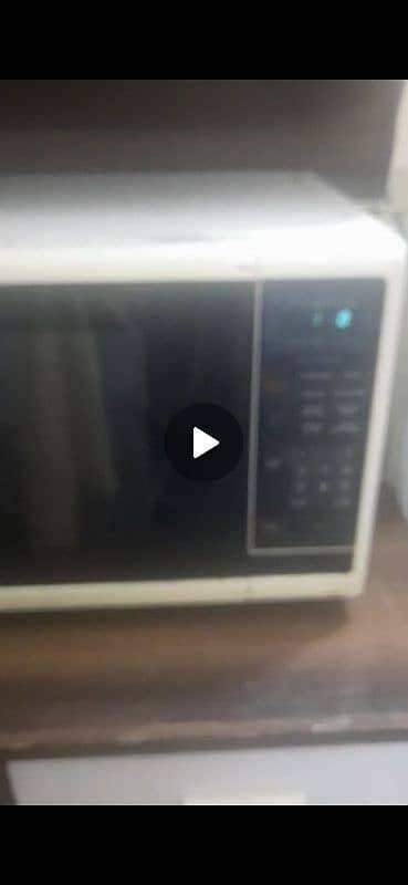 MICROWAVE OVEN FOR SALE IN GOOD CONDITION !! 3