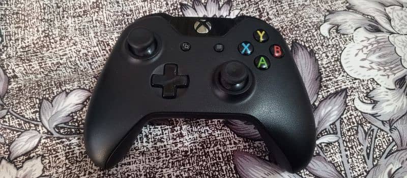 Xbox One [ 1 TB ] with One Original Wireless Rechargeable Controller 3