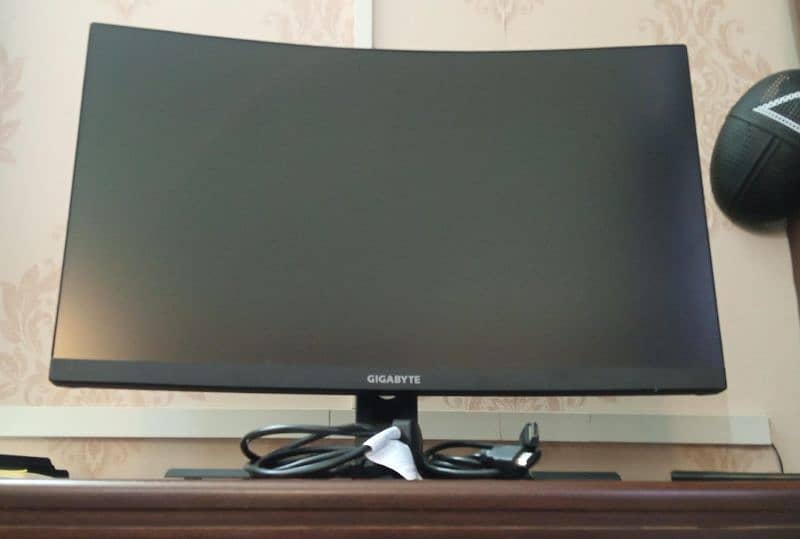 Giga Byte 27 inches curved monitor 1