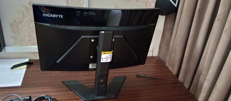 Giga Byte 27 inches curved monitor 2