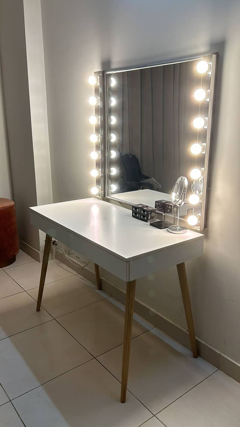 Vanity Table, Studio Lights & Ottoman 0