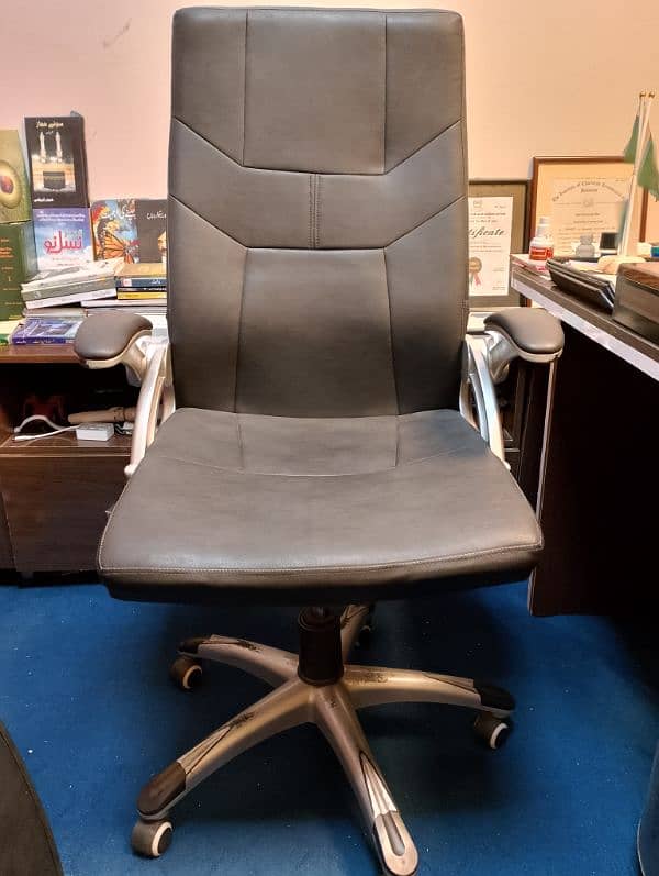 Executive chair for sale, swing chair, moving chair. 1