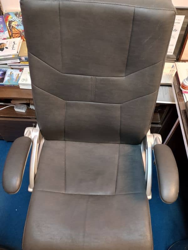 Executive chair for sale, swing chair, moving chair. 2