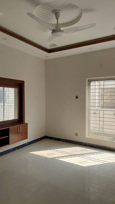 10 MARLA SLIGHTLY USED HOUSE IS AVAILABLE FOR RENT ON TOP LOCATION OF WAPDA TOWN LAHORE 11