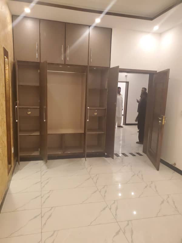 Vip beautiful 5 marla upper portion is available for rent in sabzazar lhr 5