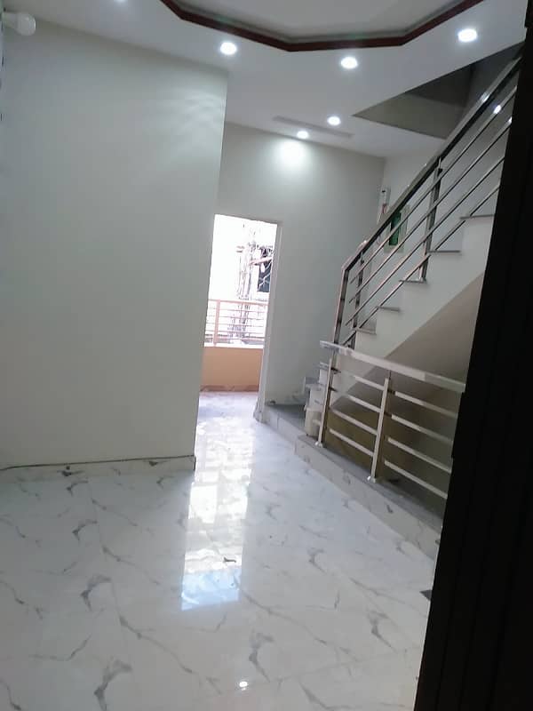 Vip beautiful 6 marla upper portion is available for rent in sabzazar lhr 4