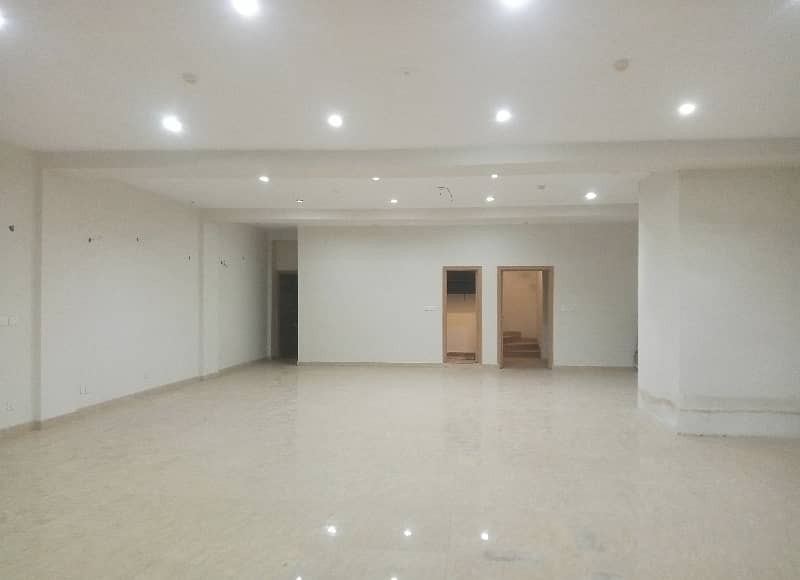 08 MARLA COMMERCIAL FLOOR AVAILABLE 8