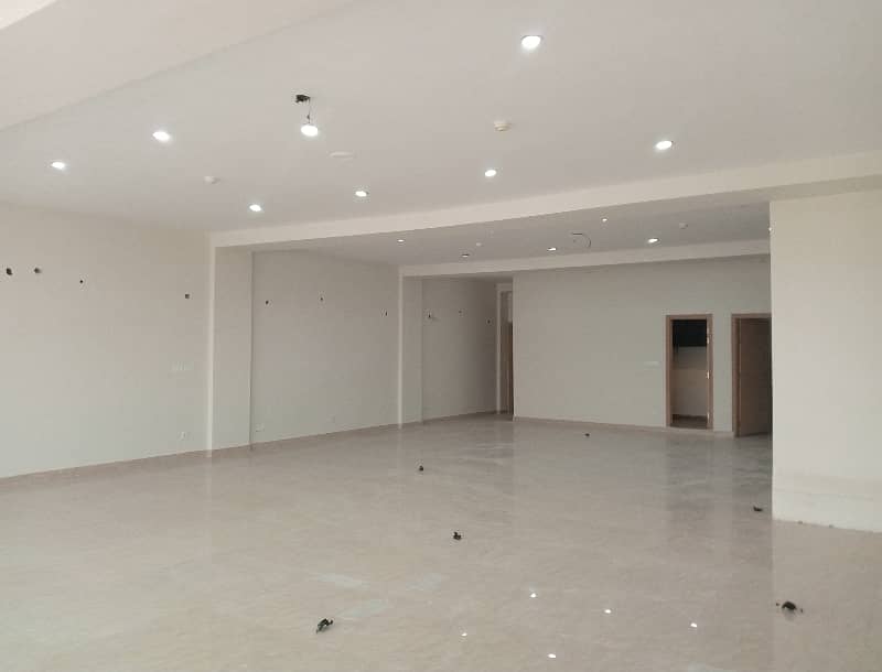 08 MARLA COMMERCIAL FLOOR AVAILABLE 10