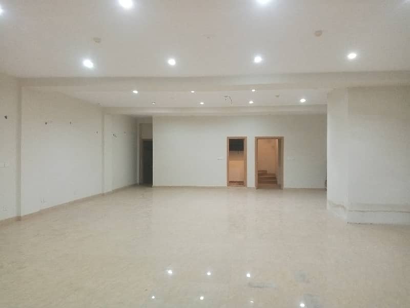 08 MARLA COMMERCIAL FLOOR AVAILABLE 23