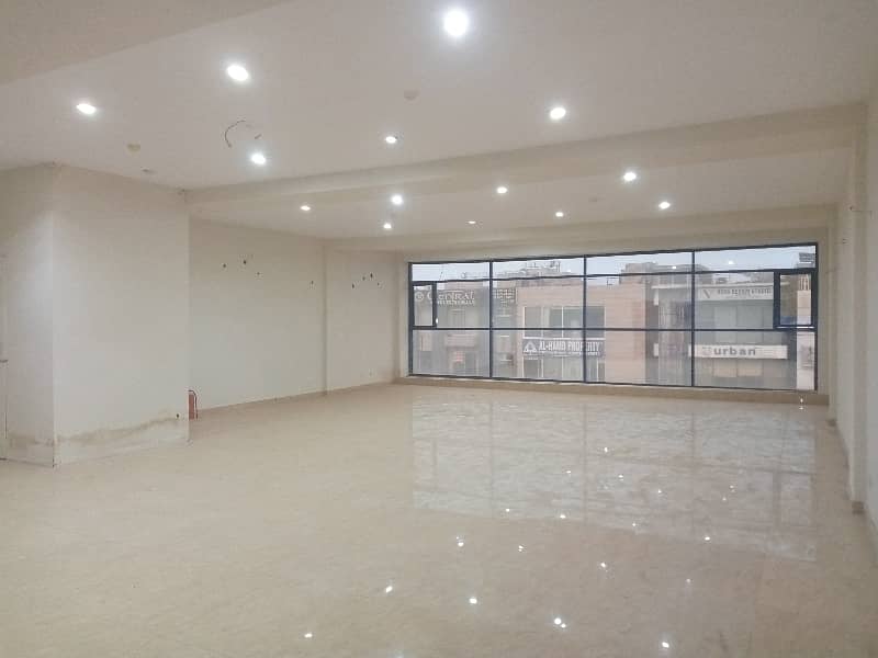 08 MARLA COMMERCIAL FLOOR AVAILABLE 26