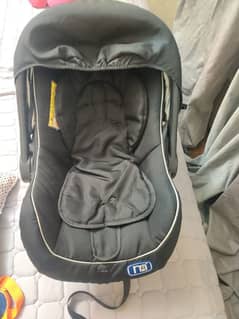 baby car seat or carry cot