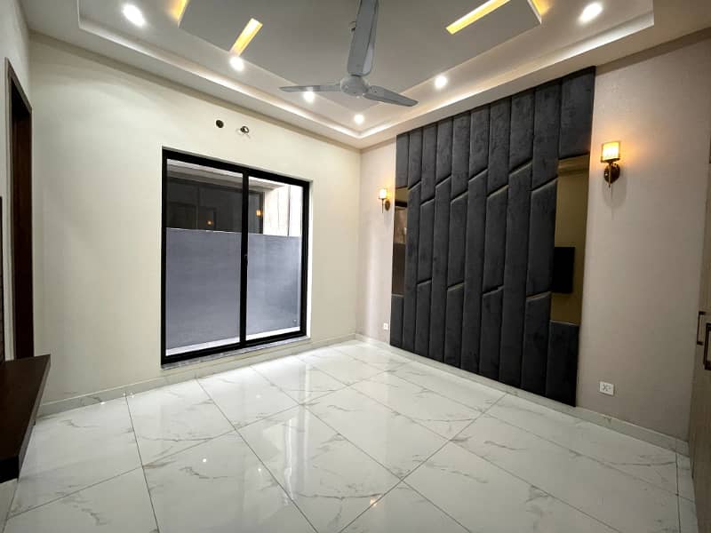 10 Marla Beautiful House For Rent In ParkView City Lahore 1