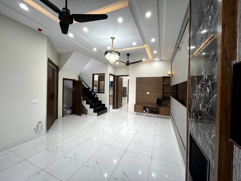 10 Marla Beautiful House For Rent In ParkView City Lahore 2