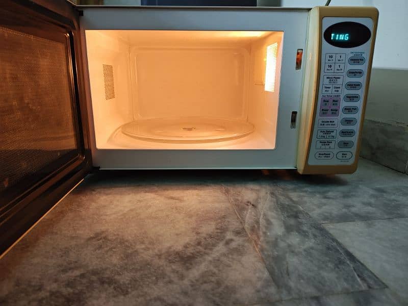 National microwave 26 litre 1