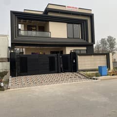 10 Marla Ultra Modern Quality House For Sale in C Block 60' Foot Road.