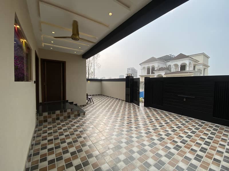 10 Marla Ultra Modern Quality House For Sale in C Block 60' Foot Road. 4