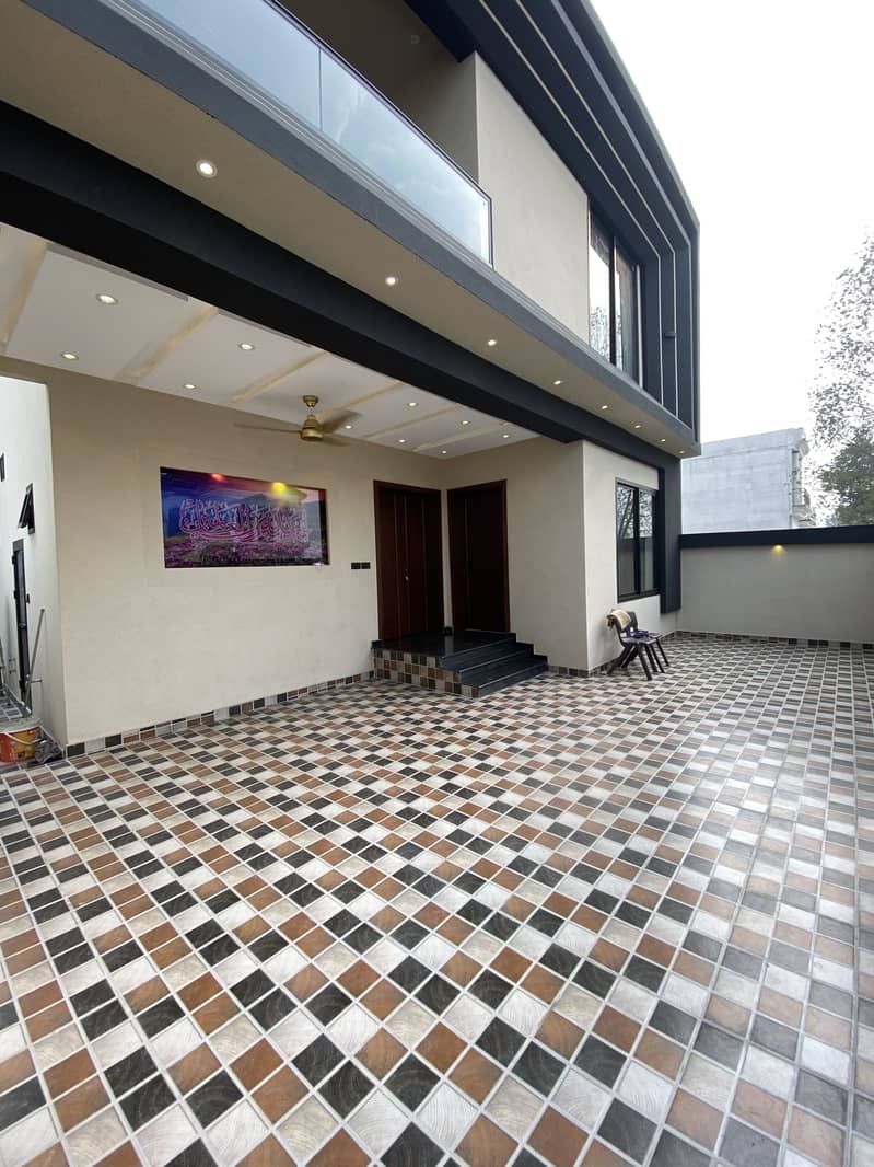 10 Marla Ultra Modern Quality House For Sale in C Block 60' Foot Road. 5