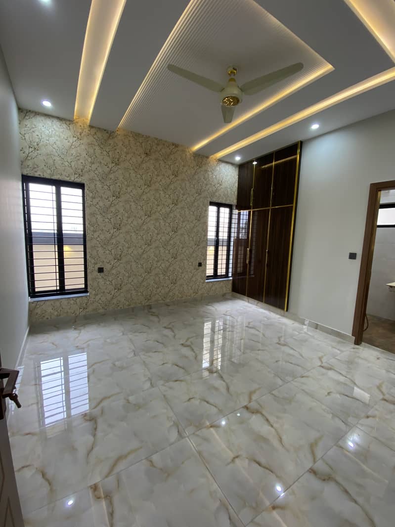 10 Marla Ultra Modern Quality House For Sale in C Block 60' Foot Road. 11