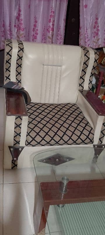 7 seater sofa set with center table. (urgent sale. ) 1