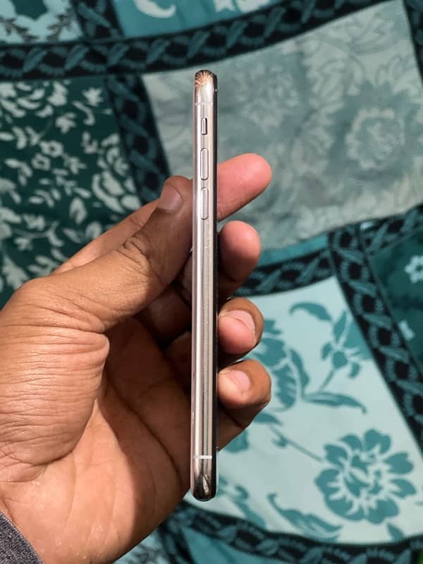 iPhone XS 64 gb 75% health non pta factory unlock not a single fault 1