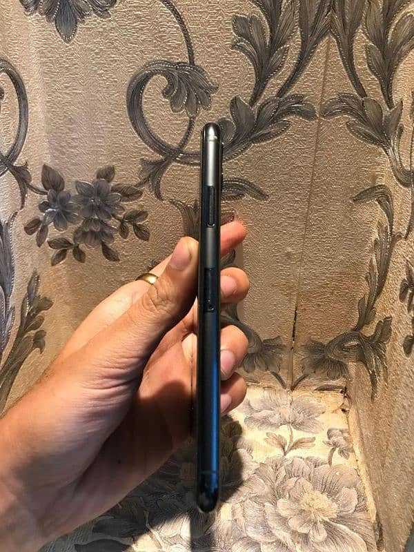 iphone 11 Pro Max in very good condition 0