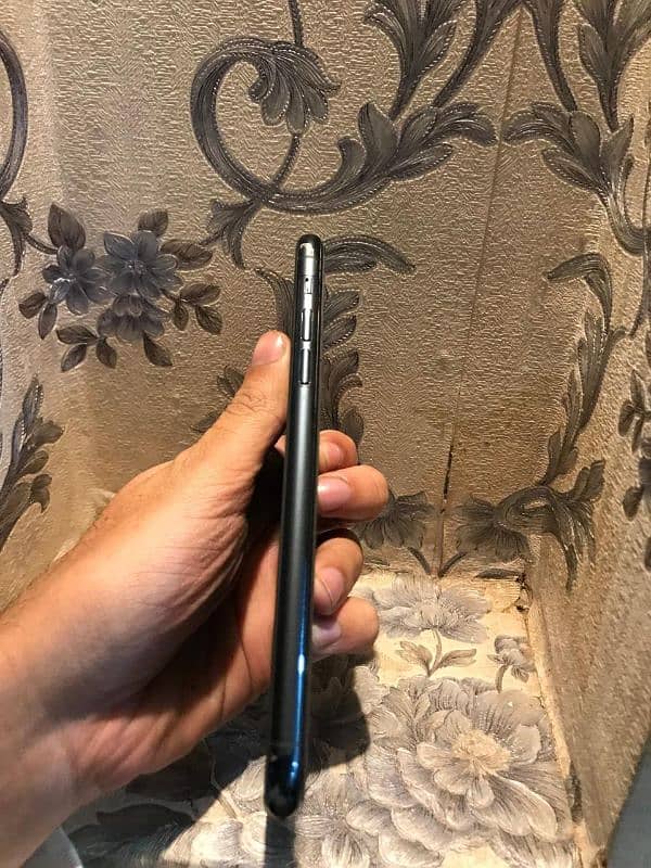 iphone 11 Pro Max in very good condition 1