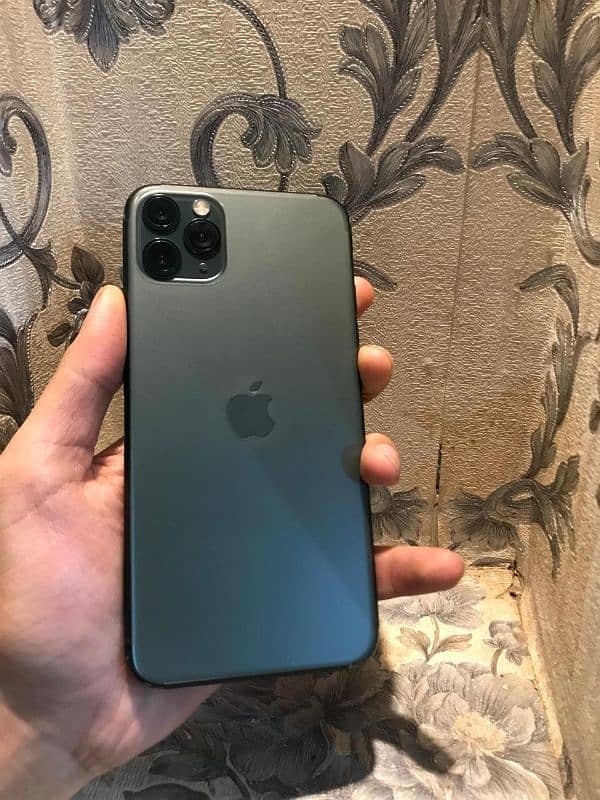 iphone 11 Pro Max in very good condition 4