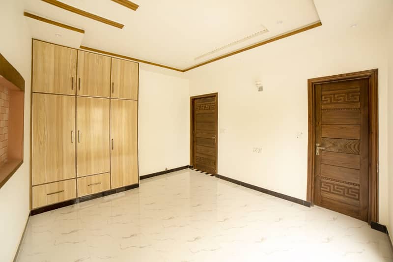 1 KANAL SLIGHTLY USED UPPER PORTION IS AVAILABLE FOR RENT ON TOP LOCATION OF PUNJAB SOCIETY PHASE LAHORE 0