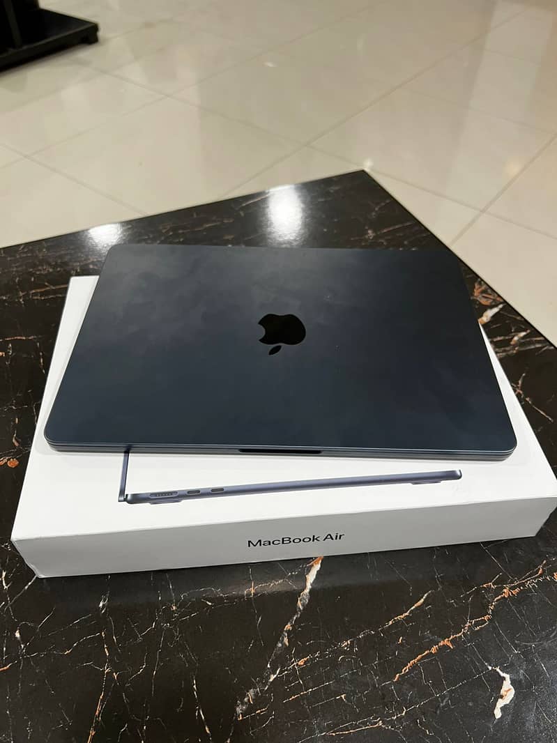 MacBook Air 2024 13-inch M3 chip 8gb/256gb Midnight colour. 0