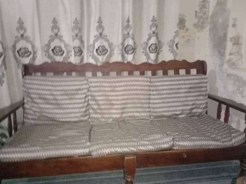 This is 5 seater sofa set with a table 0