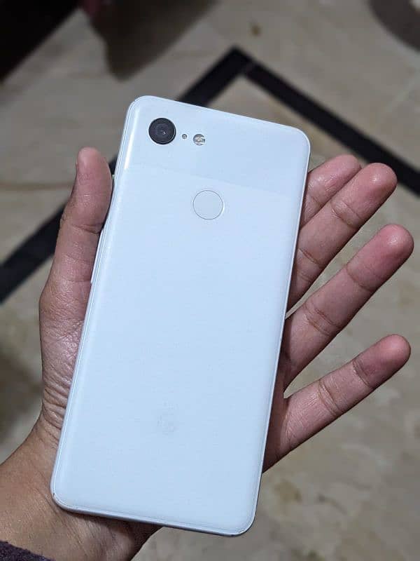 Google pixel 3 for sale with 3 back case and a protector. 2