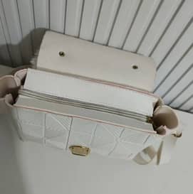 girls hand and shoulder bag 2