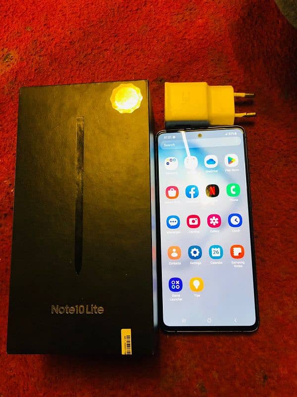 Samsung Galaxy note 10 lite with box and charger 0