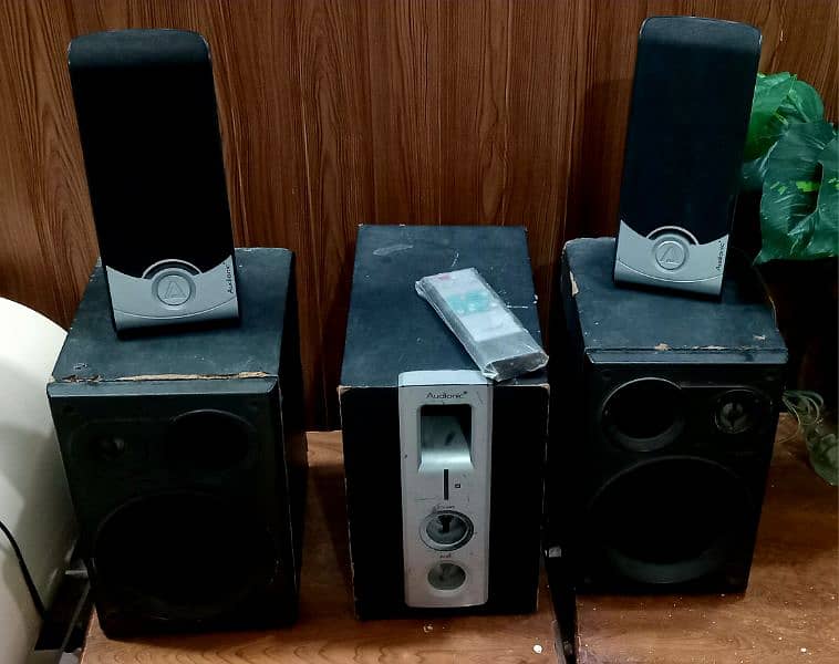 Original Japanes Audionic speaker set and woofer  with also remote. . 2